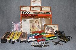 1975 HO Scale Tyco Electric Train Set Box Locomotive Additional Track Cars