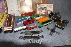 1975 HO Scale Tyco Electric Train Set Box Locomotive Additional Track Cars