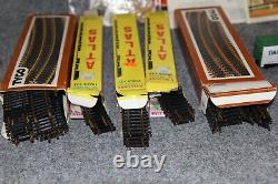 1975 HO Scale Tyco Electric Train Set Box Locomotive Additional Track Cars