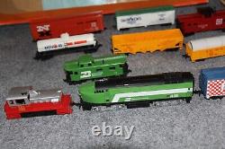 1975 HO Scale Tyco Electric Train Set Box Locomotive Additional Track Cars