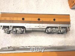 ATHEARN INC Rio Grande Model Electric HO Train Locomotive With 2 Matching Cars +