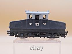 European OO Guage Vintage Model Trains, 10 cars, 1 locomotive, 90+ track pieces