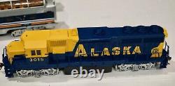 HO Alaska Railroad GP 38 diesel #3015 with 4 McKinley Explorer Passanger Cars