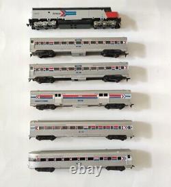 HO Amtrak Passenger Train Set Locomotive with 5 Passenger Cars Untested