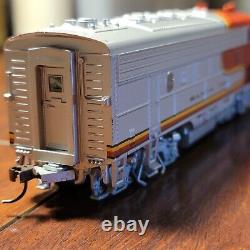 HO Model Train Car Santa Fe Locomotive Engine 42005 + Passenger Car