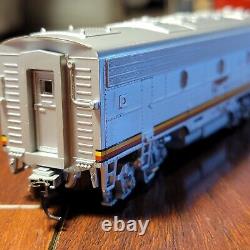 HO Model Train Car Santa Fe Locomotive Engine 42005 + Passenger Car
