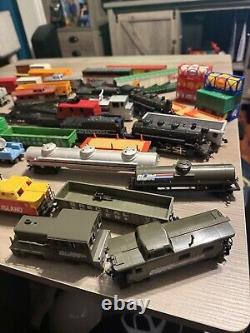 HO Scale Train Lot Locomotives / Box Cars Flat Cars