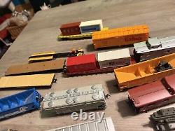 HO Scale Train Lot Locomotives / Box Cars Flat Cars