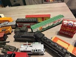 HO Scale Train Lot Locomotives / Box Cars Flat Cars