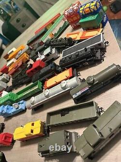 HO Scale Train Lot Locomotives / Box Cars Flat Cars