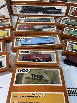 HUGE LOT HO Tyco + 2 Locomotives 18 Cars +Tracks +Accessories Vintage Train Set