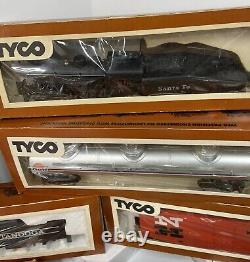 HUGE LOT HO Tyco + 2 Locomotives 18 Cars +Tracks +Accessories Vintage Train Set