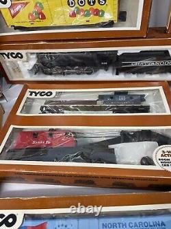 HUGE LOT HO Tyco + 2 Locomotives 18 Cars +Tracks +Accessories Vintage Train Set