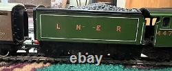 Hornby LNER HO Scale Train Set Flying Scotsman Locomotive Tender 4 Cars Track