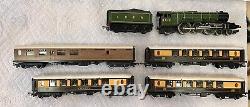Hornby LNER HO Scale Train Set Flying Scotsman Locomotive Tender 4 Cars Track