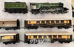 Hornby LNER HO Scale Train Set Flying Scotsman Locomotive Tender 4 Cars Track