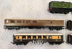 Hornby LNER HO Scale Train Set Flying Scotsman Locomotive Tender 4 Cars Track