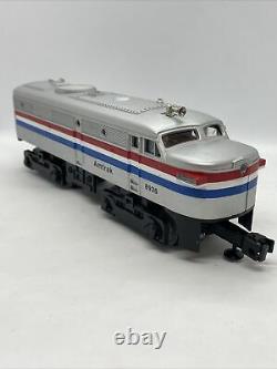 LIONEL AMTRAK TRAIN SET ENGINE #8936 With 3 PASSENGER CARS & 23 RAILWAY VINTAGE