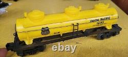 LIONEL DIECAST 4-4-2 UNION PACIFIC LOCOMOTIVE #8633 & WHISTLE TENDER With Cars