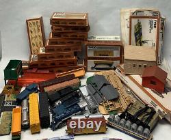 LOT of VTG Tyco Kit Trains LOCOMOTIVE ENGINES & FREIGHT CARS MODEL KITS