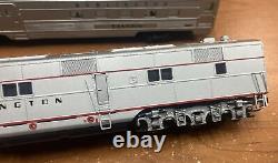 Life-like Ho Scale Burlington Train Car Locomotive With Cars