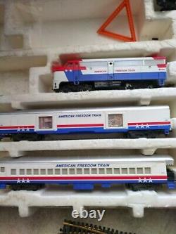 Lionel Ho Scale American Freedom Train Set With 5 Cars and BOX Power Tracks as is