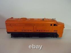 Lionel Union Pacific 202 Locomotive Diesel Switcher + Four Train Cars 1957 Nice