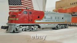 Lionel Vintage O gauge Train Set Postwar 2343 Locomotive with 4 Passenger cars