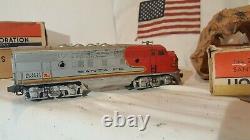 Lionel Vintage O gauge Train Set Postwar 2343 Locomotive with 4 Passenger cars