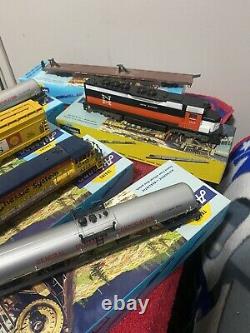 Lot Of 6 HO Scale Athearn 4103,1910, 2005,3454,1524,1524 Loco, And Train Cars