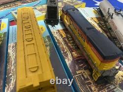 Lot Of 6 HO Scale Athearn 4103,1910, 2005,3454,1524,1524 Loco, And Train Cars