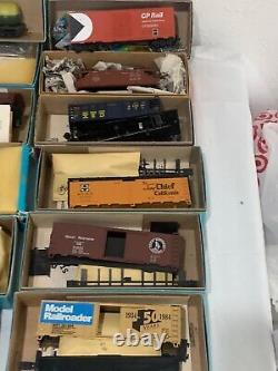 Lot of 23 -Vintage HO Gauge Trains Locomotives Cars Tracks Atlas Ahearn Tyco