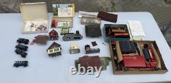 Lot of 29 HO train car BACHMANN, TRACKS LOCOMOTIVES HOUSES collection track TL#1