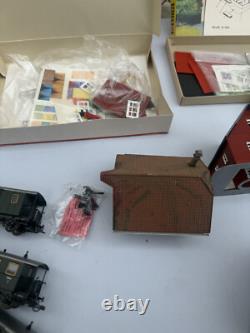 Lot of 29 HO train car BACHMANN, TRACKS LOCOMOTIVES HOUSES collection track TL#1