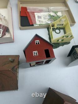 Lot of 29 HO train car BACHMANN, TRACKS LOCOMOTIVES HOUSES collection track TL#1