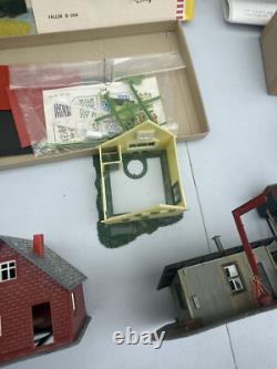 Lot of 29 HO train car BACHMANN, TRACKS LOCOMOTIVES HOUSES collection track TL#1