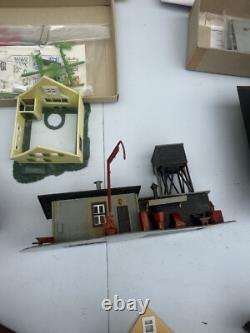 Lot of 29 HO train car BACHMANN, TRACKS LOCOMOTIVES HOUSES collection track TL#1
