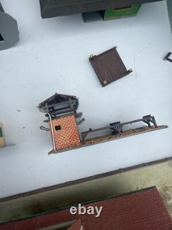 Lot of 29 HO train car BACHMANN, TRACKS LOCOMOTIVES HOUSES collection track TL#1