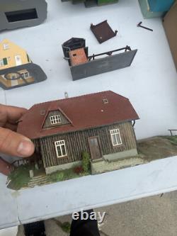 Lot of 29 HO train car BACHMANN, TRACKS LOCOMOTIVES HOUSES collection track TL#1