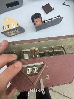 Lot of 29 HO train car BACHMANN, TRACKS LOCOMOTIVES HOUSES collection track TL#1