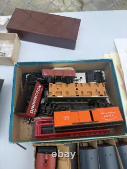 Lot of 29 HO train car BACHMANN, TRACKS LOCOMOTIVES HOUSES collection track TL#1