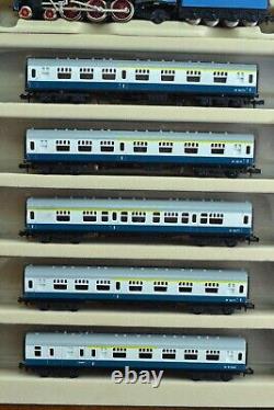 Minitrix Model Power Nigel Gresley Locomotive Passenger Car Train Set N Scale