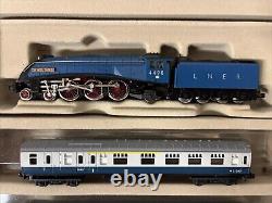 Minitrix N Scale Nigel Gresley Set Locomotive + 5 Passenger Cars Wood Box