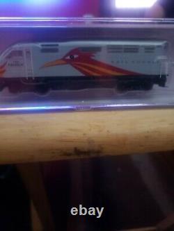 New Mexico RailRunner N Scale train (1 locomotive + 3 cars)