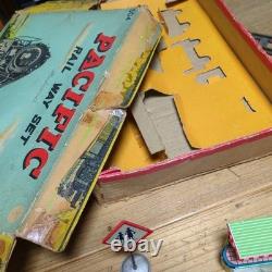 Rare VTG 1950s Bandai Japanese Tin Steam Locomotive Train Set with Tracks Station