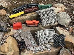 VINTAGE 73pc LIONEL O SCALE TRAIN COLLECTION LOCOMOTIVE CARS TRACK SWITCHES (4F)