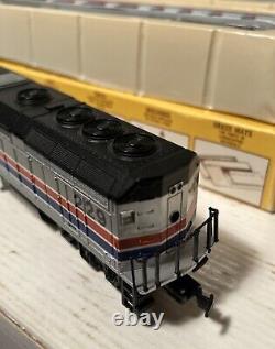 Vintage HO Amtrak Train Lot of 5 Life Like 8241 Locomotive 229 & Passenger Cars