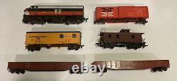 Vintage HO Train Set Revell 1957 Diesel Locomotive New Haven & 5 Freight Cars